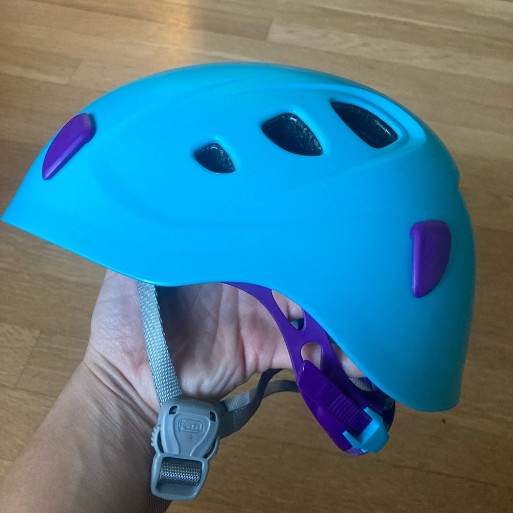 Youth / Small Petzl climbing helmet